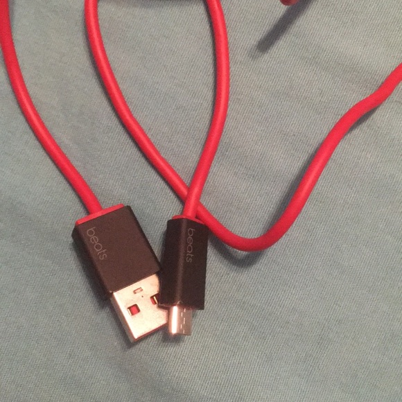 Beats pill and charger - Picture 4 of 4